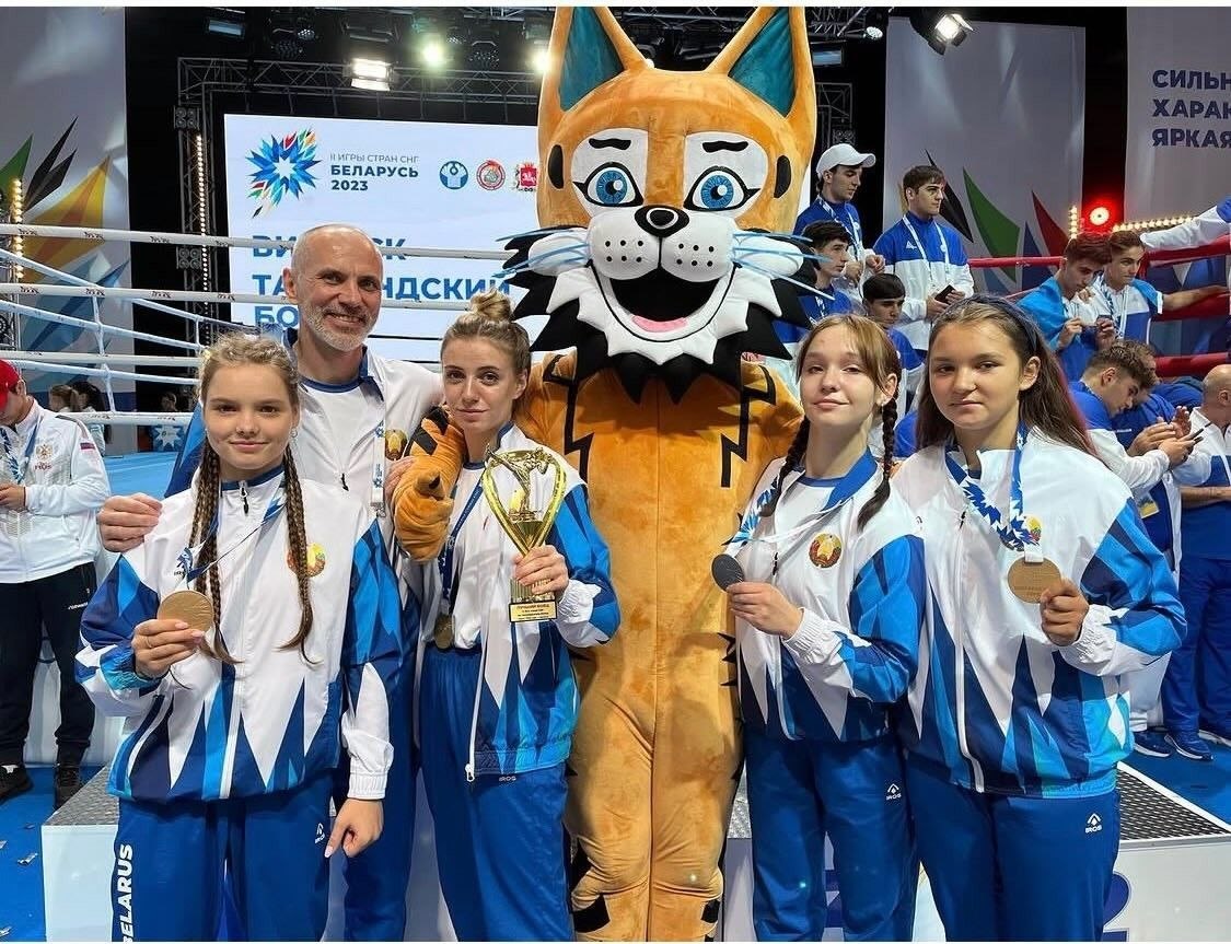 Юные спортсмены с медалями